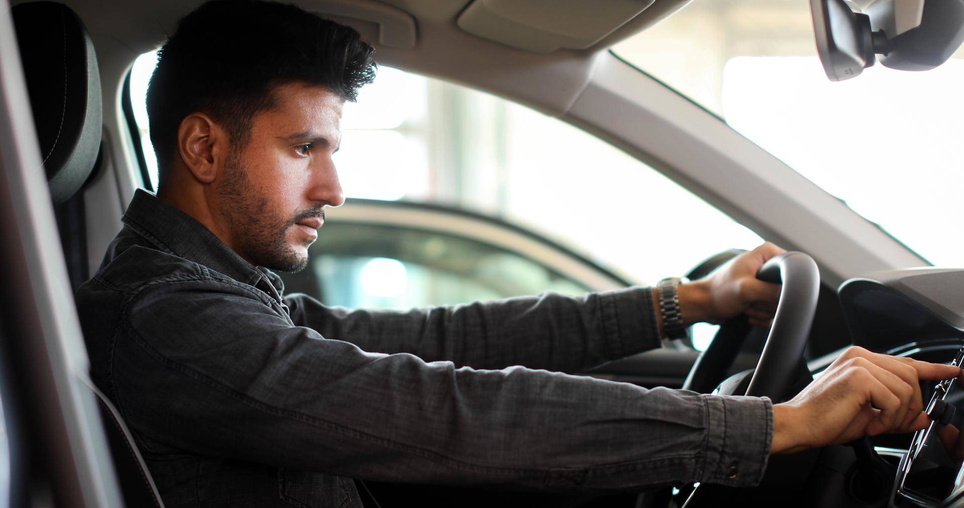 Alles was Sie über abgelenktes Fahren wissen müssen Alles was Sie über ‘’abgelenktes Fahren’’ wissen müssen - Alles was Sie über abgelenktes Fahren wissen müssen