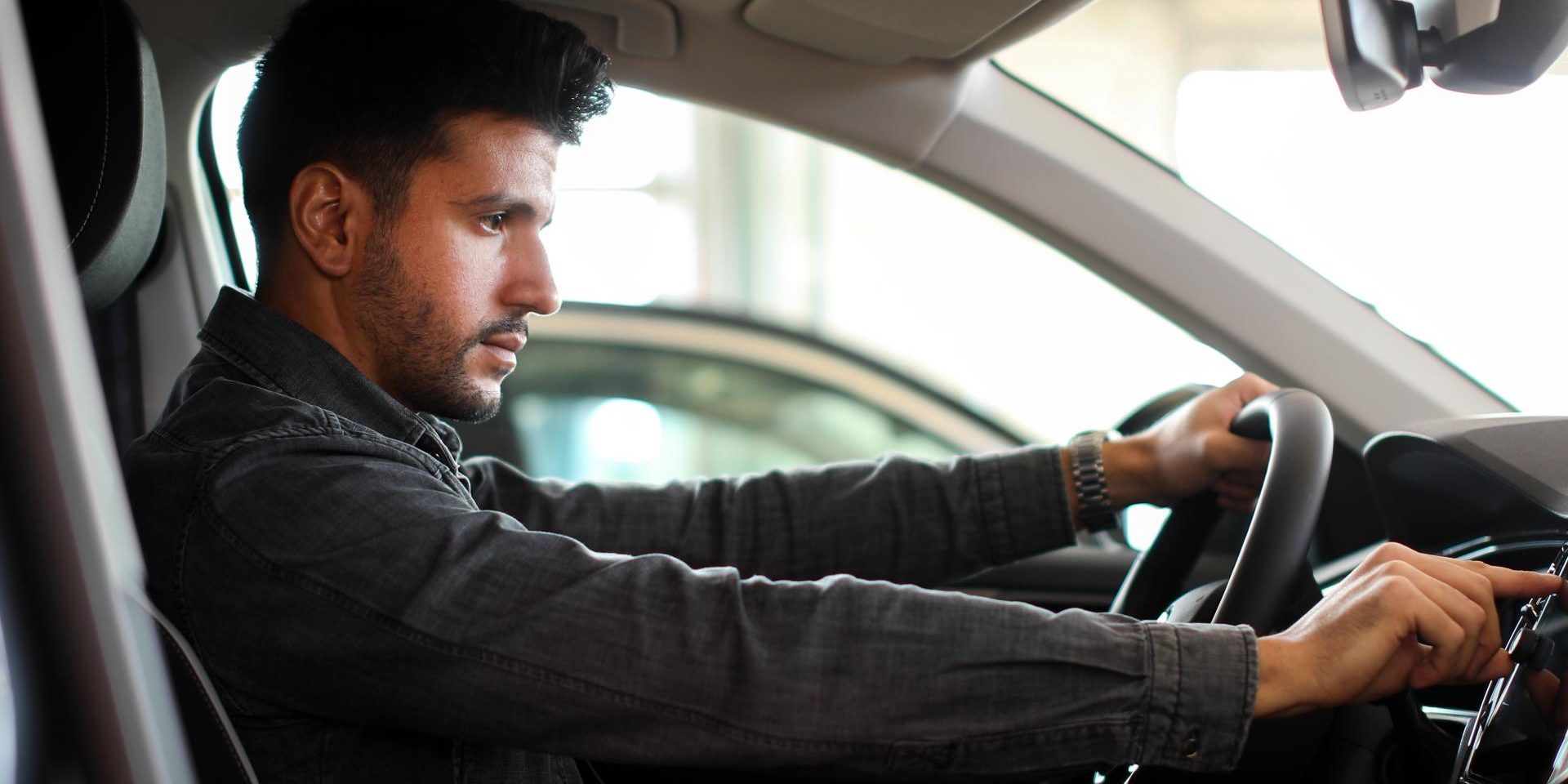 Alles was Sie über ‘’abgelenktes Fahren’’ wissen müssen Alles was Sie über ‘’abgelenktes Fahren’’ wissen müssen