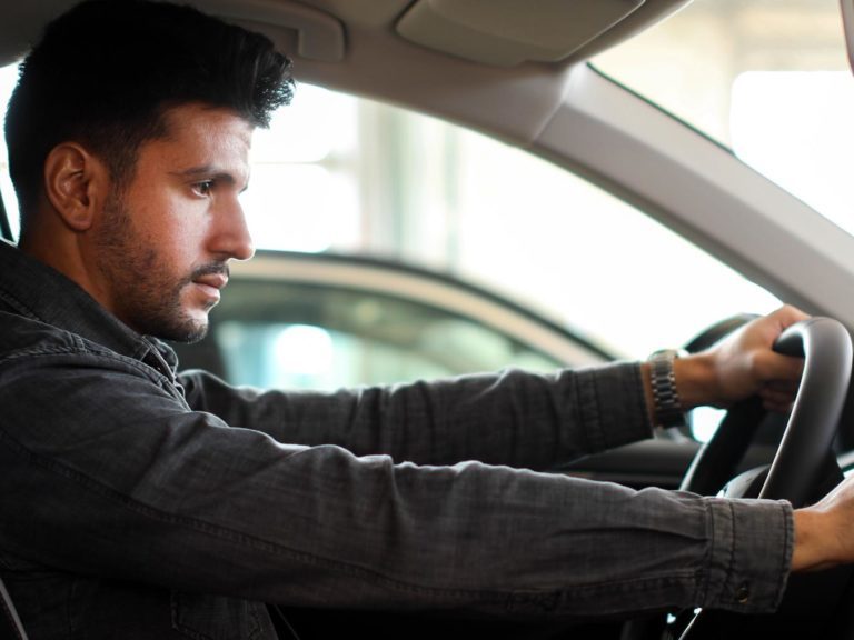 Alles was Sie über ‘’abgelenktes Fahren’’ wissen müssen