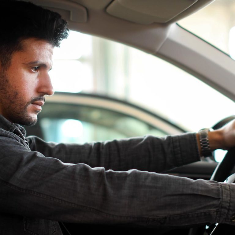 Alles was Sie über ‘’abgelenktes Fahren’’ wissen müssen