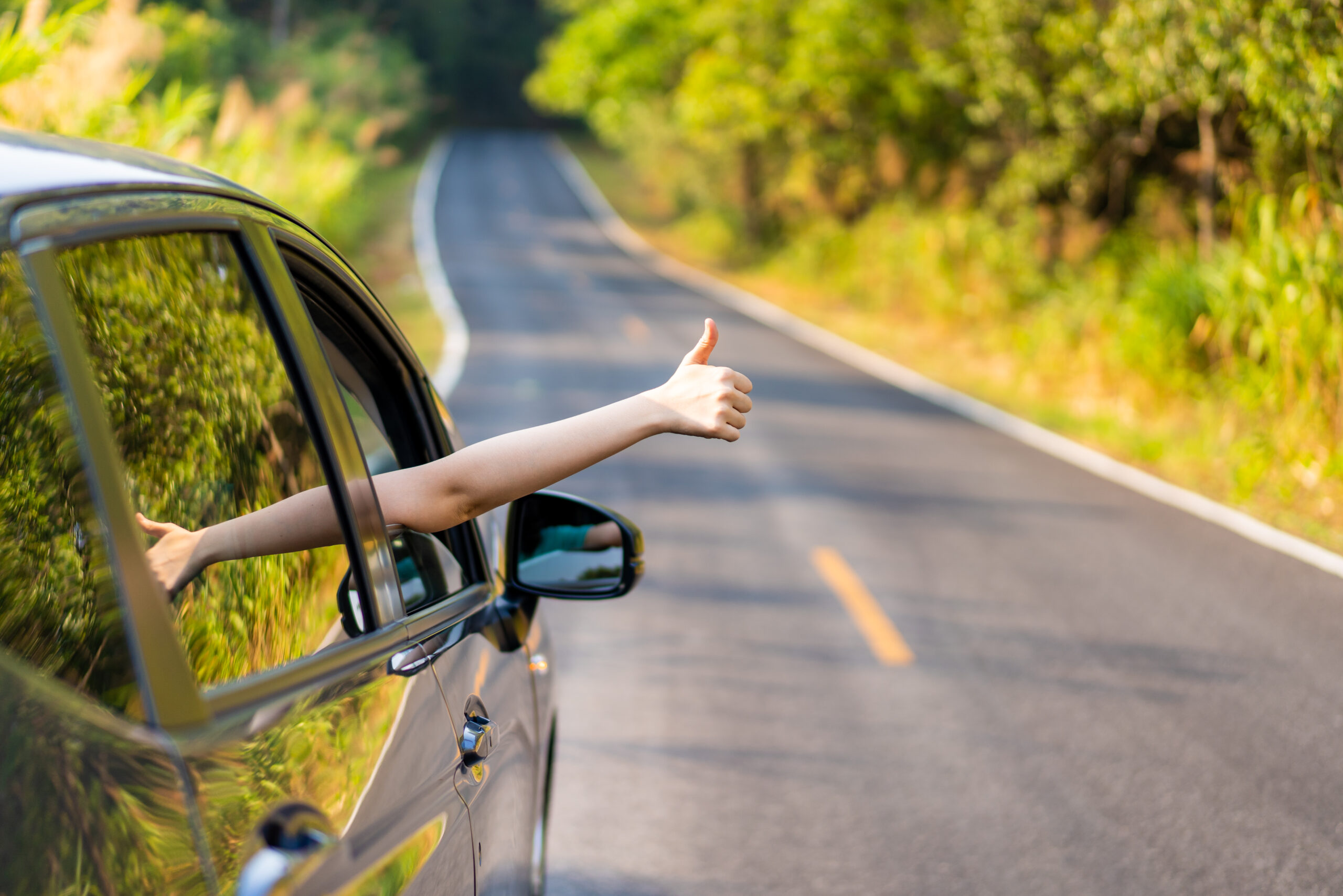 woman car doing sign scaled - Eco-Driving - Herausforderungen und Vorteile