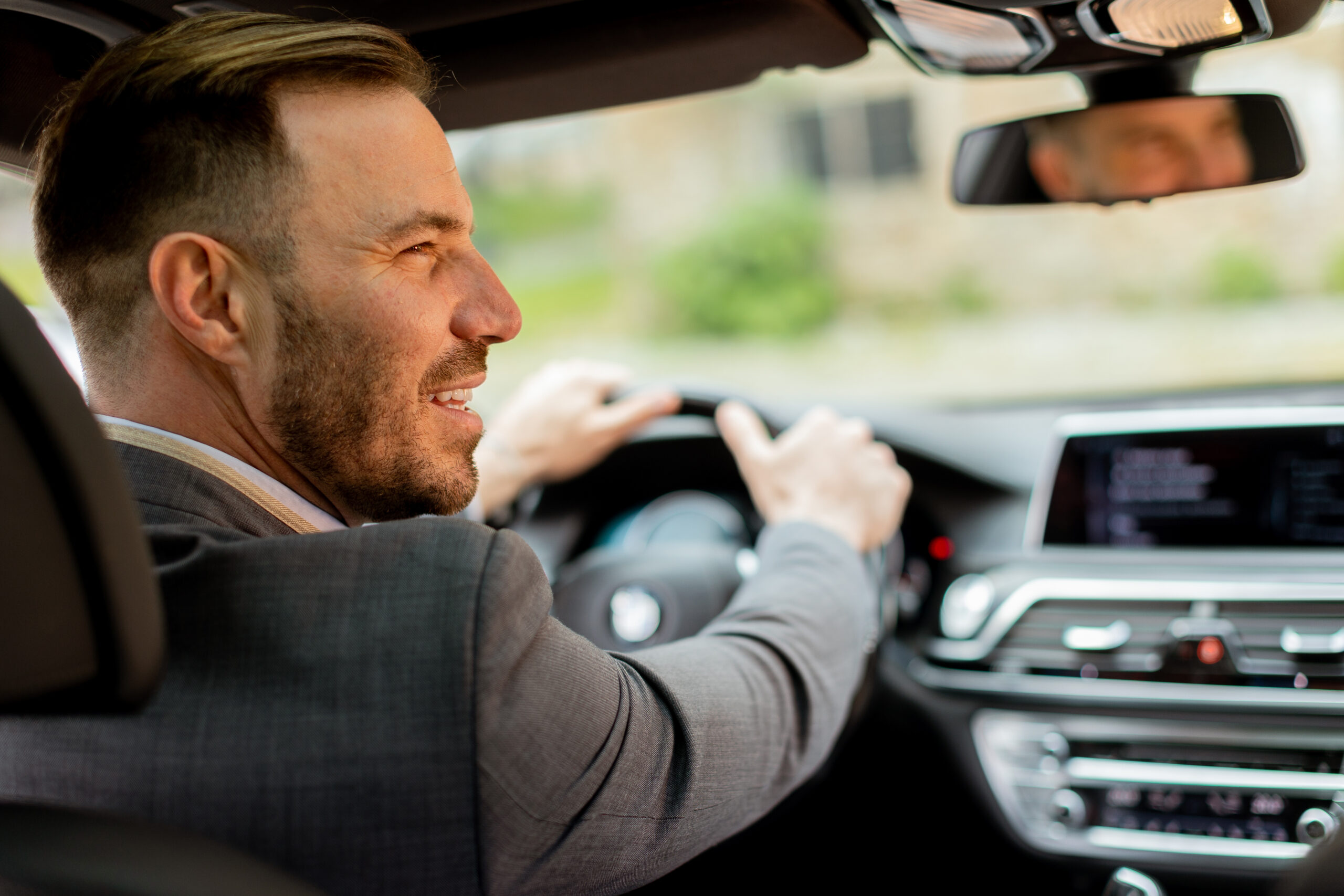 Fahrer am Steuer